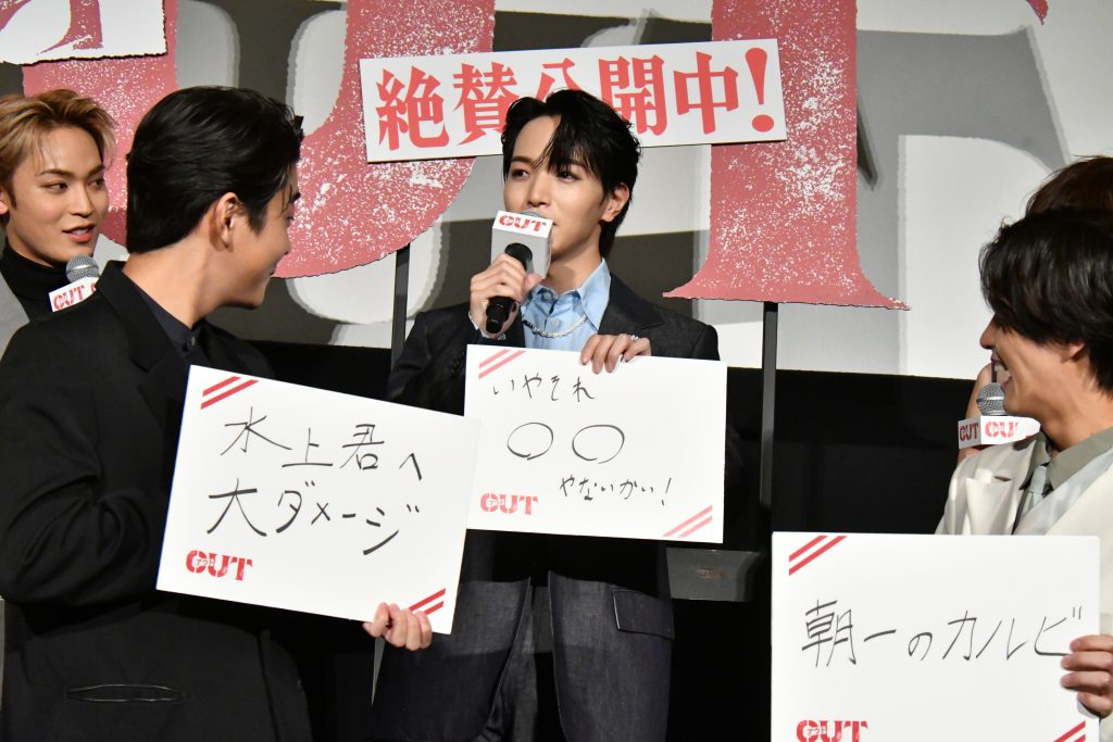 <アウト>な撮影秘話暴露の連続に場内は笑いの渦!?初日舞台挨拶レポート | NEWS | 映画『OUT』公式サイト