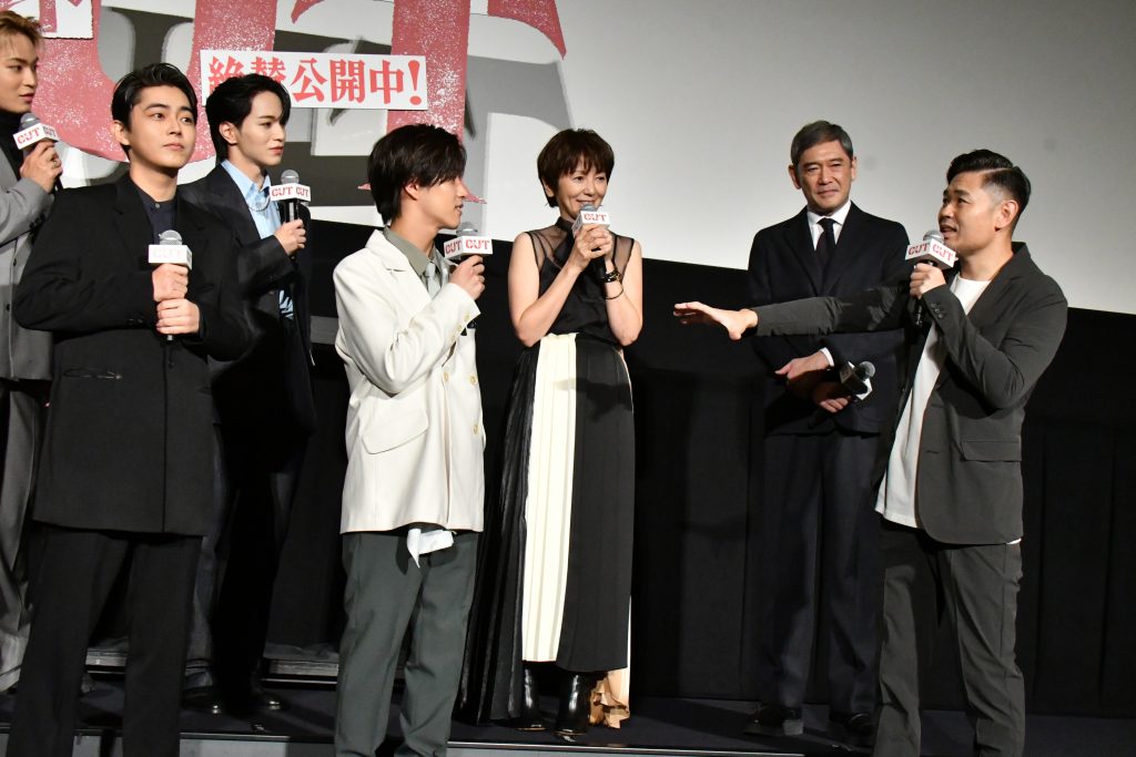 <アウト>な撮影秘話暴露の連続に場内は笑いの渦!?初日舞台挨拶レポート | NEWS | 映画『OUT』公式サイト